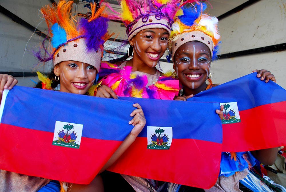 Article 2 de la Constitution haïtienne : Les couleurs nationales, un symbole d’identité Article 2 de la Constitution haïtienne : Les couleurs nationales, un symbole d’identité